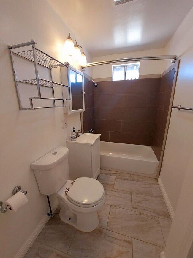 Building Photo - 2 Bedroom close to downtown