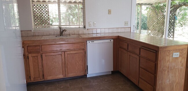 Foto del edificio - 19080stonegateroad.is4lease.com