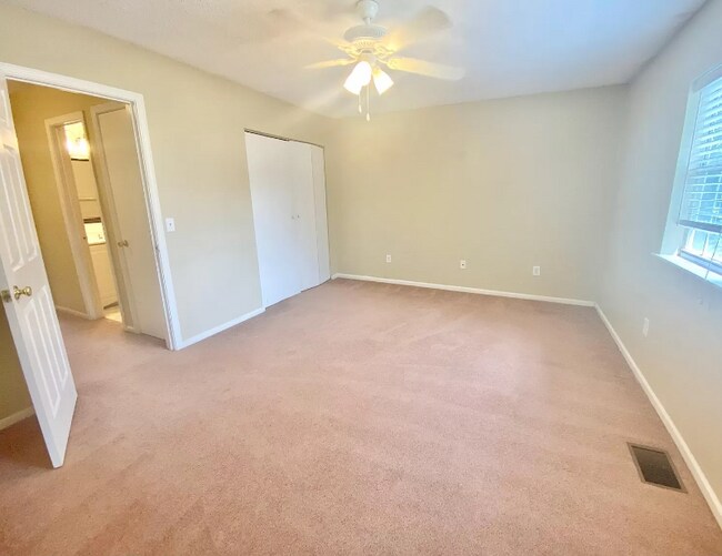 Building Photo - 123 Country Town Dr