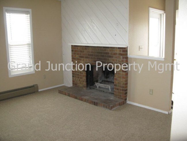 Building Photo - 515 1/2 Rood Ave