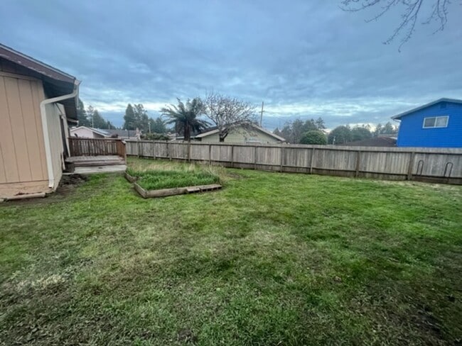 Foto del edificio - Quiet neighborhood, spacious home, large y...