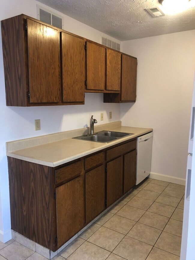 Building Photo - Updated 3 Bedroom Duplex Townhome on Quiet...