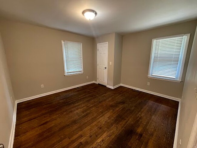 Building Photo - 3 bed 1 bath in Atlanta!