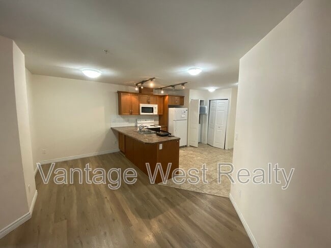 Building Photo - 203-598 Sutherland Ave