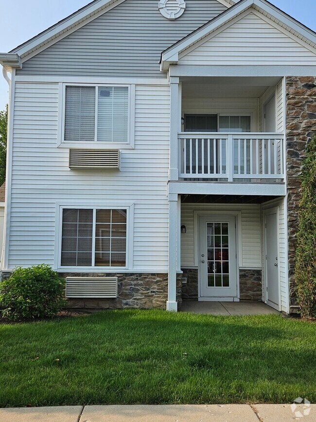 Silverstone Lake Apartments under 2,000 Carpentersville, IL 3
