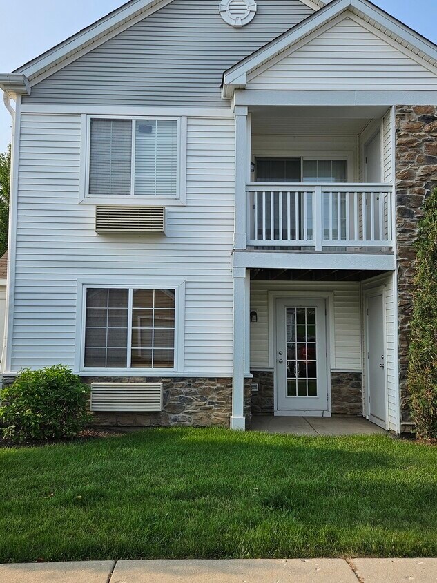2001 Silverstone Dr Unit 2001, Carpentersville, IL 60110 Condo for