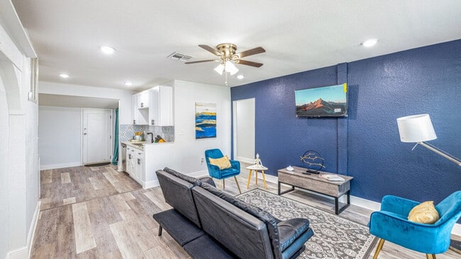 Building Photo - 1610 N Goldenrod Rd