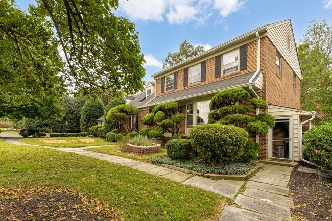 Building Photo - 11000 Rosemont Dr