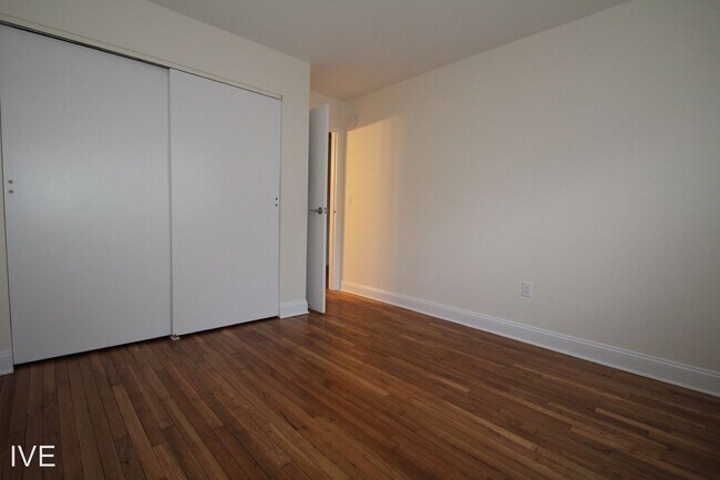 Foto del edificio - 204 Flax Hill Rd