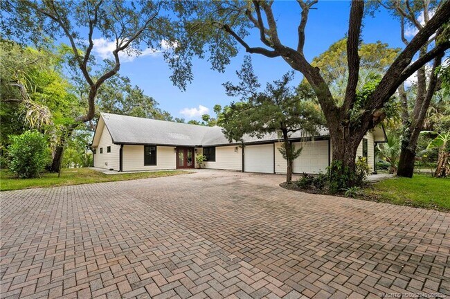 Foto del edificio - 659 SE St Lucie Blvd