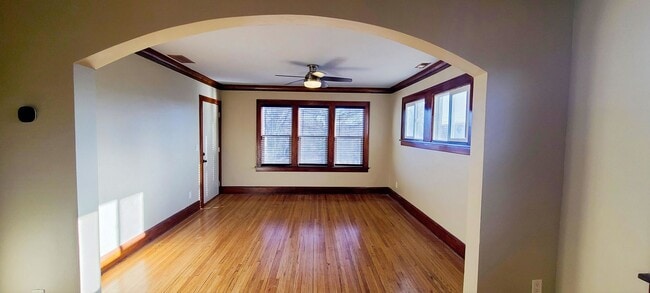 Building Photo - Charming 2 bedroom, 1 bathroom upper-level duplex in Saint Paul