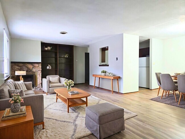Building Photo - Spacious 2 Bed and 1 Bath Townhome with Pr...