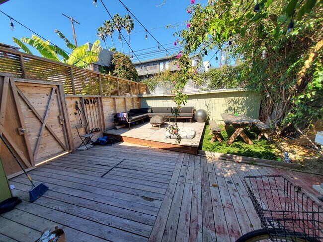 Building Photo - 341 Rose Ave