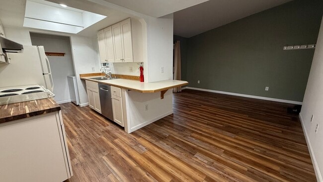 Building Photo - Well Maintained Top Floor 2 Bed/2 Bath Condo W/Garage Space. Call Today!