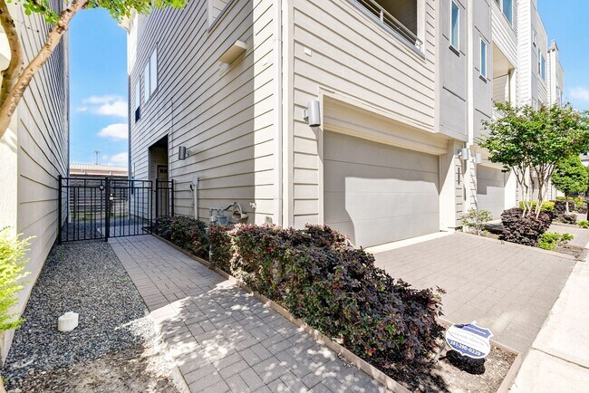 Foto del edificio - Stunning home in gated community of EaDo Edge