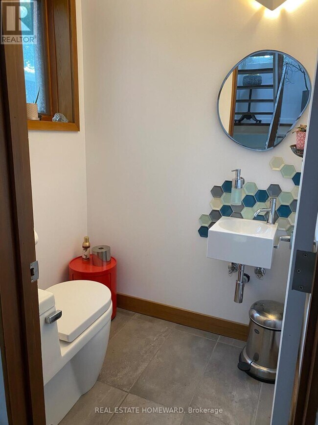 Photo du bâtiment - 302 Rhodes Ave