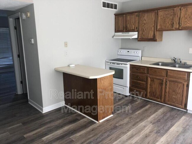 Building Photo - 102 Woodview Dr