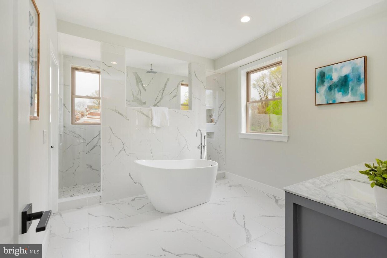 Foto principal - 302 Leverington Ave