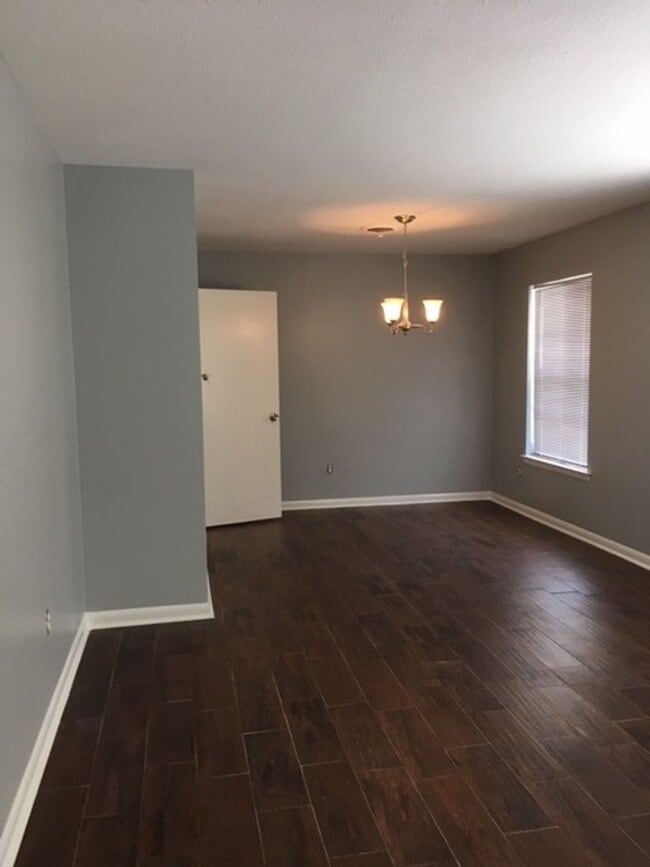 Building Photo - 827 Greg Dr