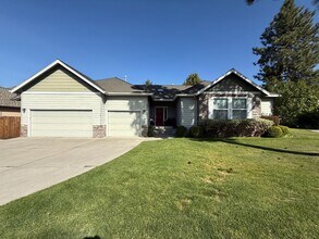 Building Photo - 1000 SE Shadowood Dr