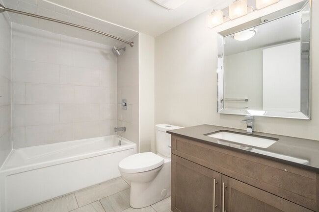 Building Photo - 405 Tweedsmuir Av