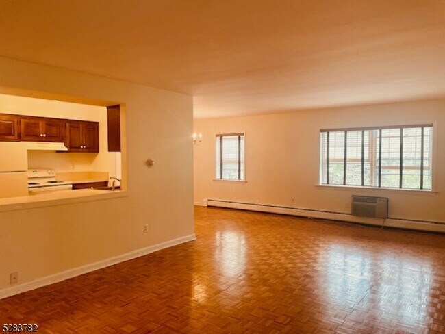 Building Photo - 135 S Maple Ave