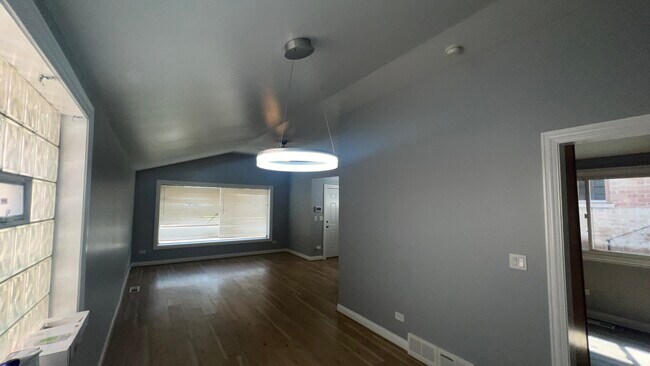 Building Photo - 546 E 87th St