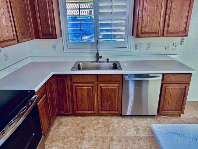 Building Photo - 1268 E Birdland Dr