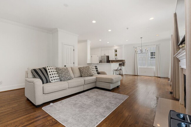 Foto del edificio - Stunning 5 Bedroom, 4 Bathroom Home in Raleigh — Available Late August