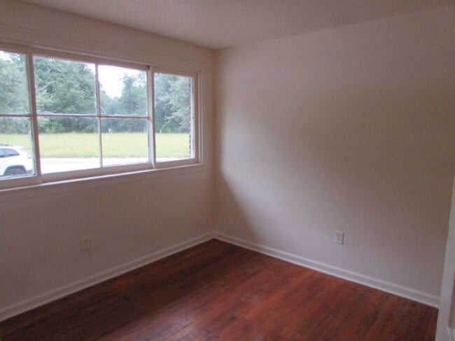 Building Photo - Centrally Located!