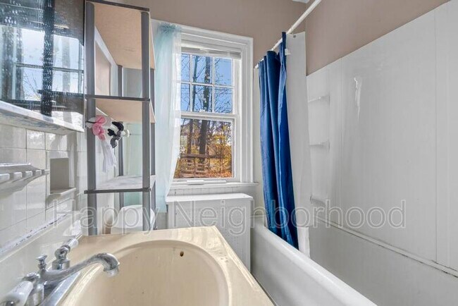 Building Photo - 130 Bradley Ave