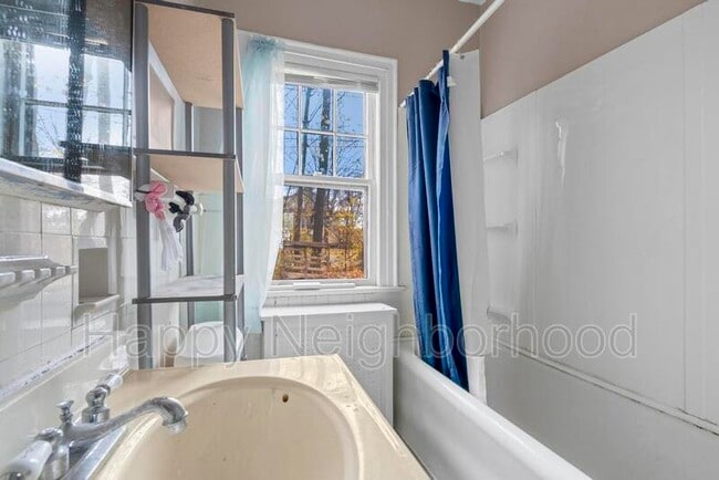 Foto del edificio - 130 Bradley Ave