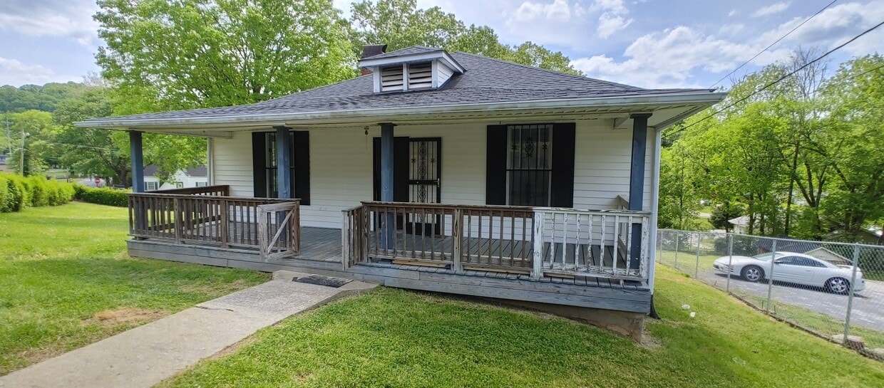 Primary Photo - Affordable Downtown 3 Bedroom Rental