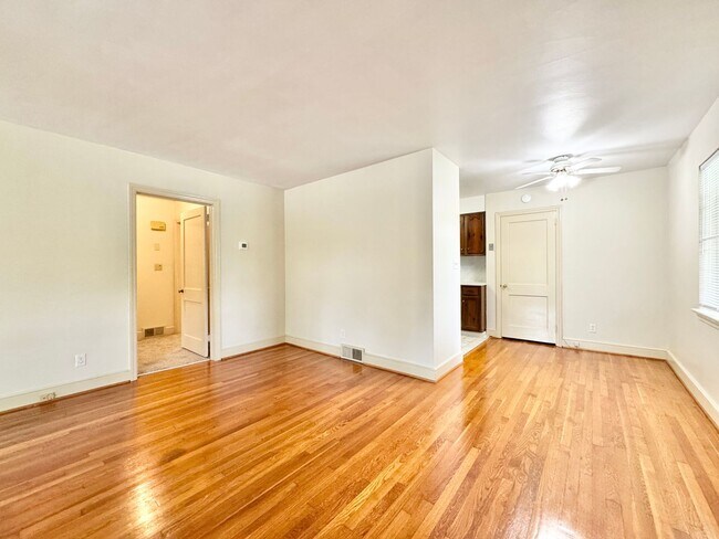 Foto del edificio - Adorable 2 Bedroom Duplex Close to Downtow...