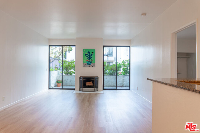 Building Photo - 10861 Moorpark St