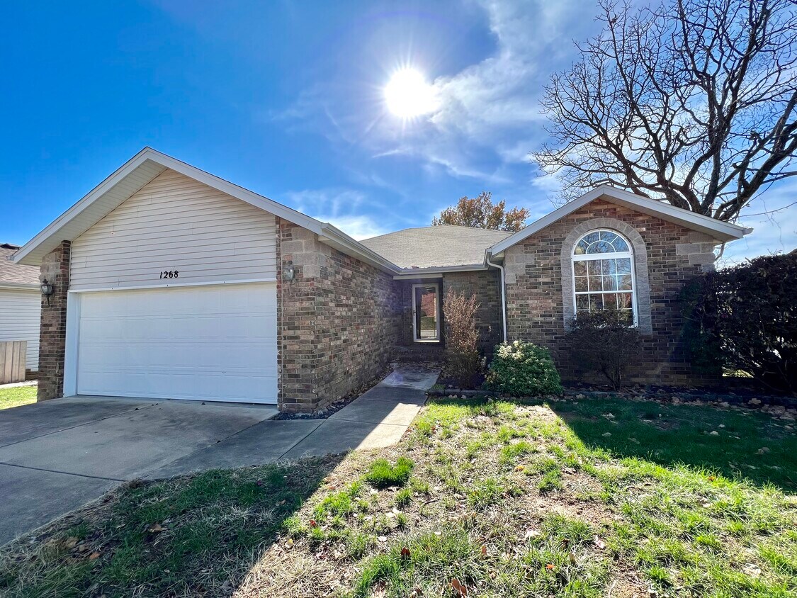 1268 W Bridgewood Pl, Nixa, MO 65714 House Rental in Nixa, MO
