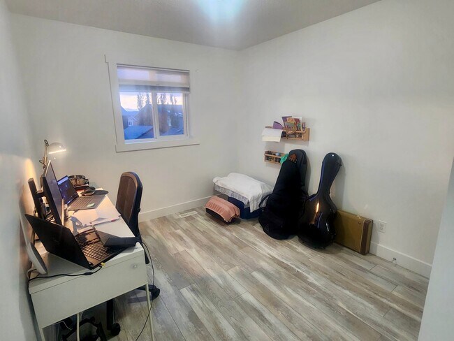 Photo du bâtiment - 48 Evansridge Cl NW