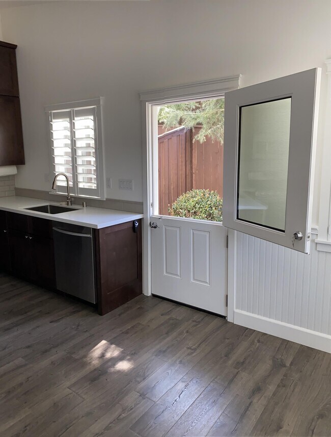 Building Photo - 807 Val Sereno Dr