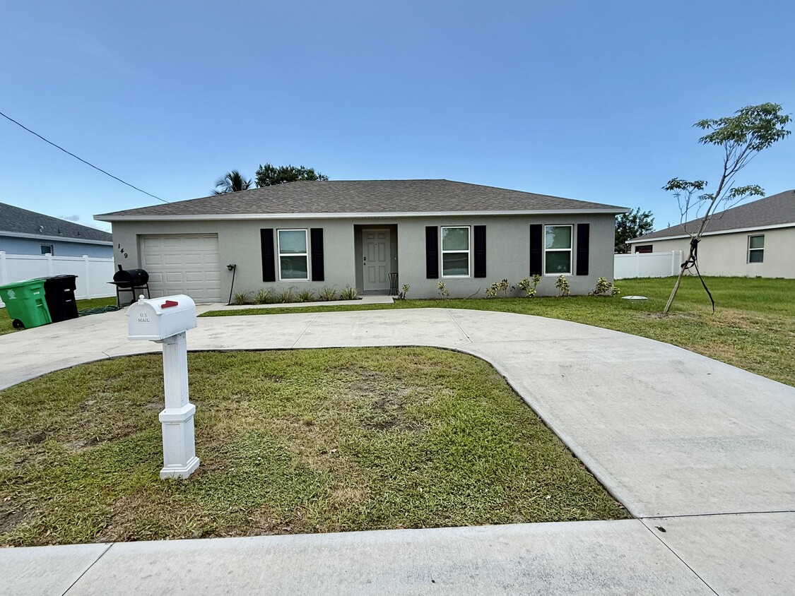 Foto principal - 149 SW Becker Rd