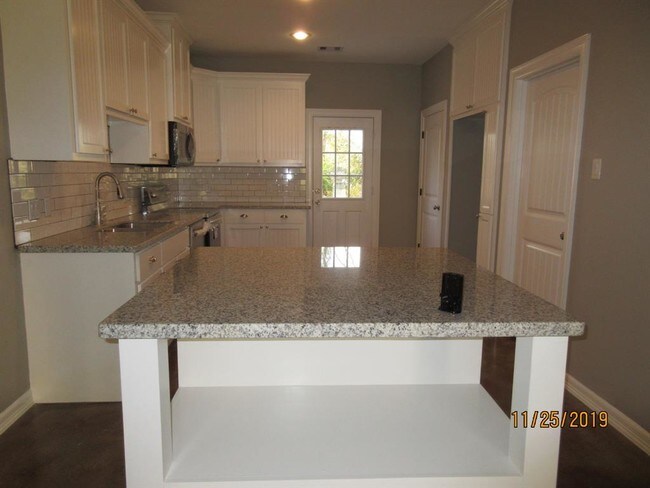 Foto del edificio - 25571 Deerbrook Dr