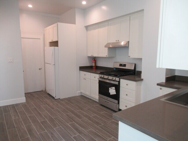 Building Photo - 320 2nd Ave