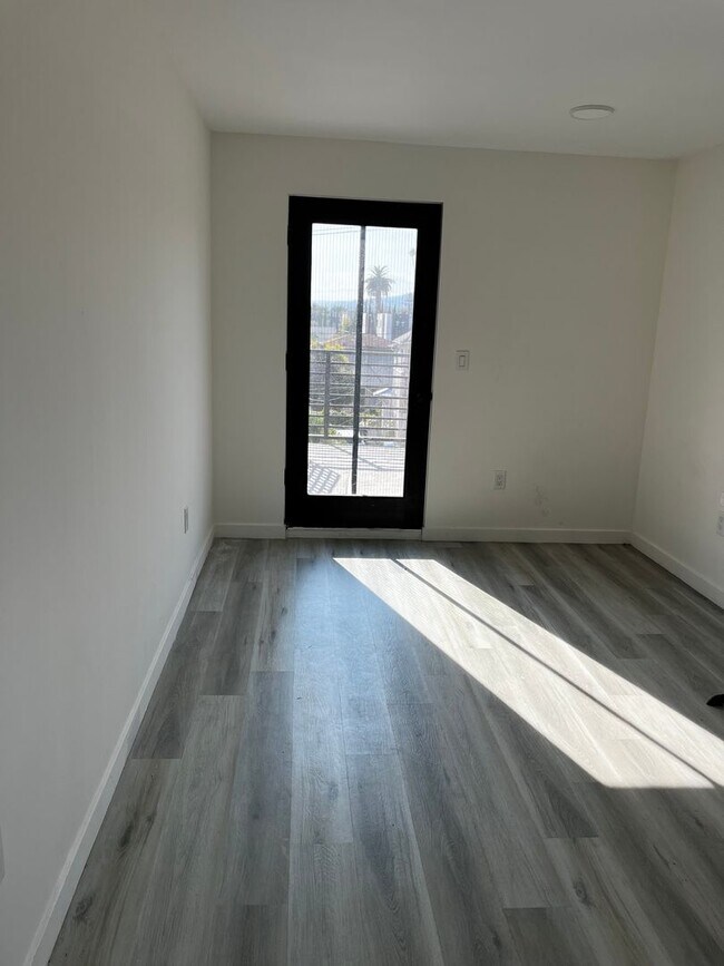 Foto del edificio - 1222 Alexandria Ave