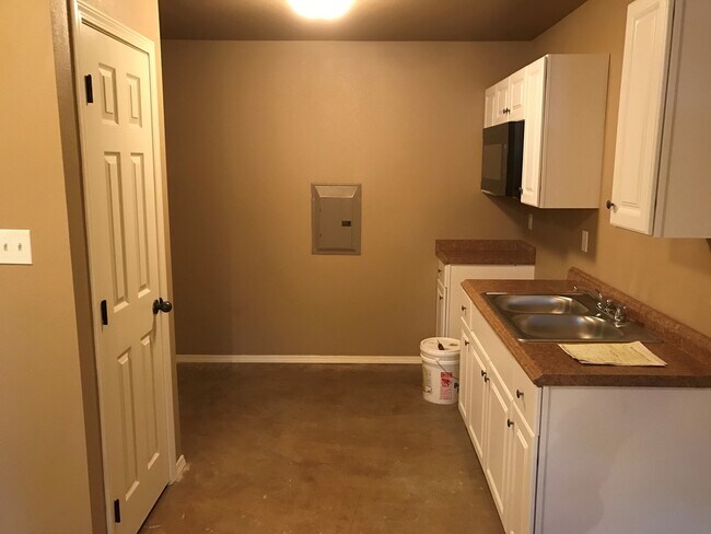 Building Photo - Newer construction home!