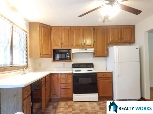 Building Photo - Lovely 4 Bed House!