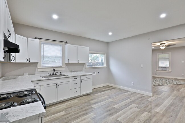 Foto del edificio - 2 bed 1 bath; AVAILABLE NOW!