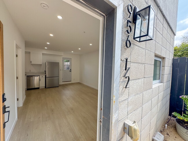 Building Photo - 956 Camulos St
