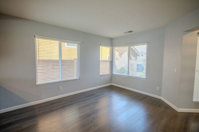 Foto del edificio - 3099 Oakview Ln