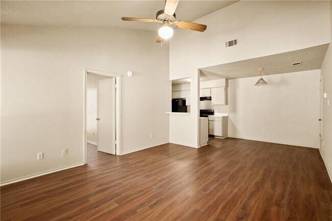 Building Photo - Lovely 3 bed, 2 bath duplex in South Round...