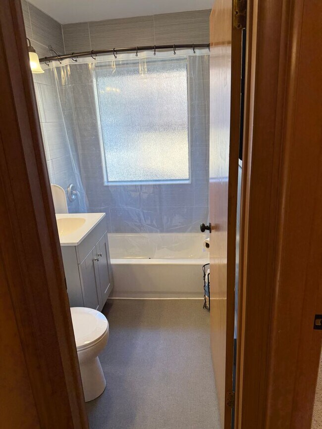 Foto del edificio - Gardiner Ave S. 223-225