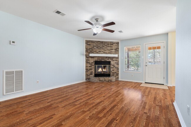 Foto del edificio - 9134 Lakeside Dr